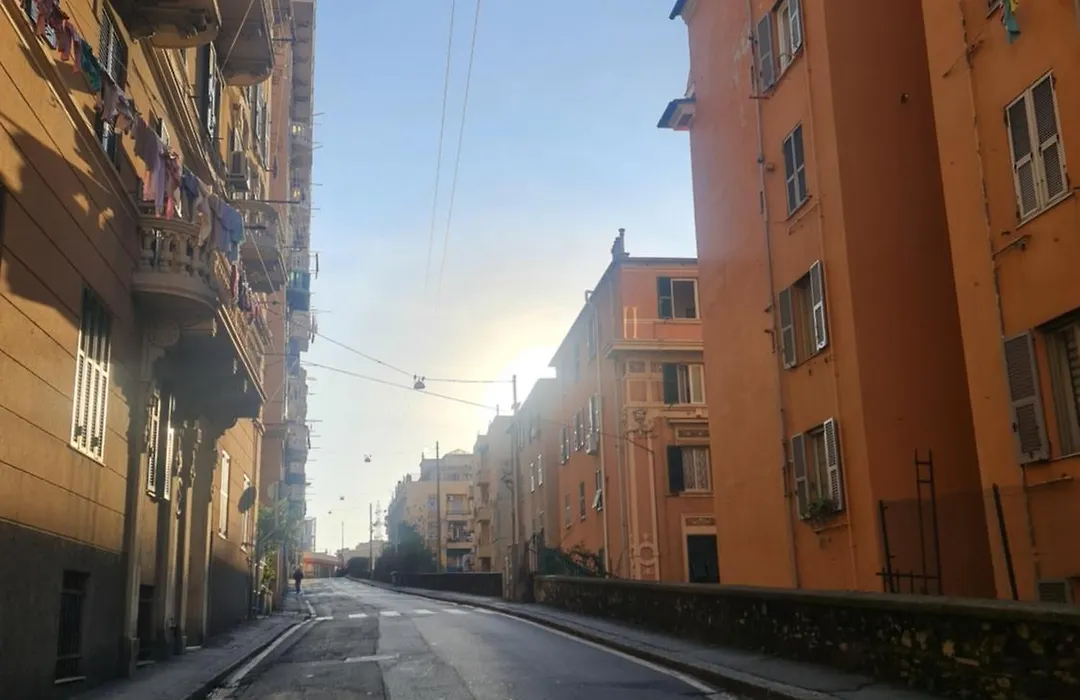 Ampio appartamento con 2 posti auto e cortile-1