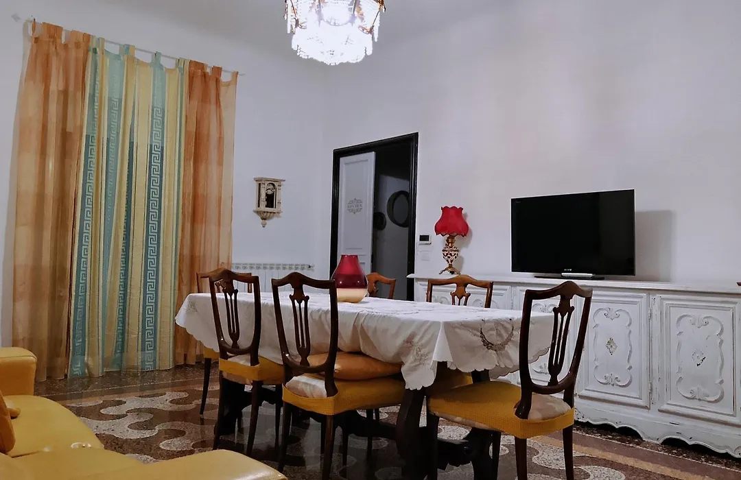WOW HOME 2 - 175 mq - posteggio privato - davanti porto traghetti - fino a 10 posti letto - balcone-1