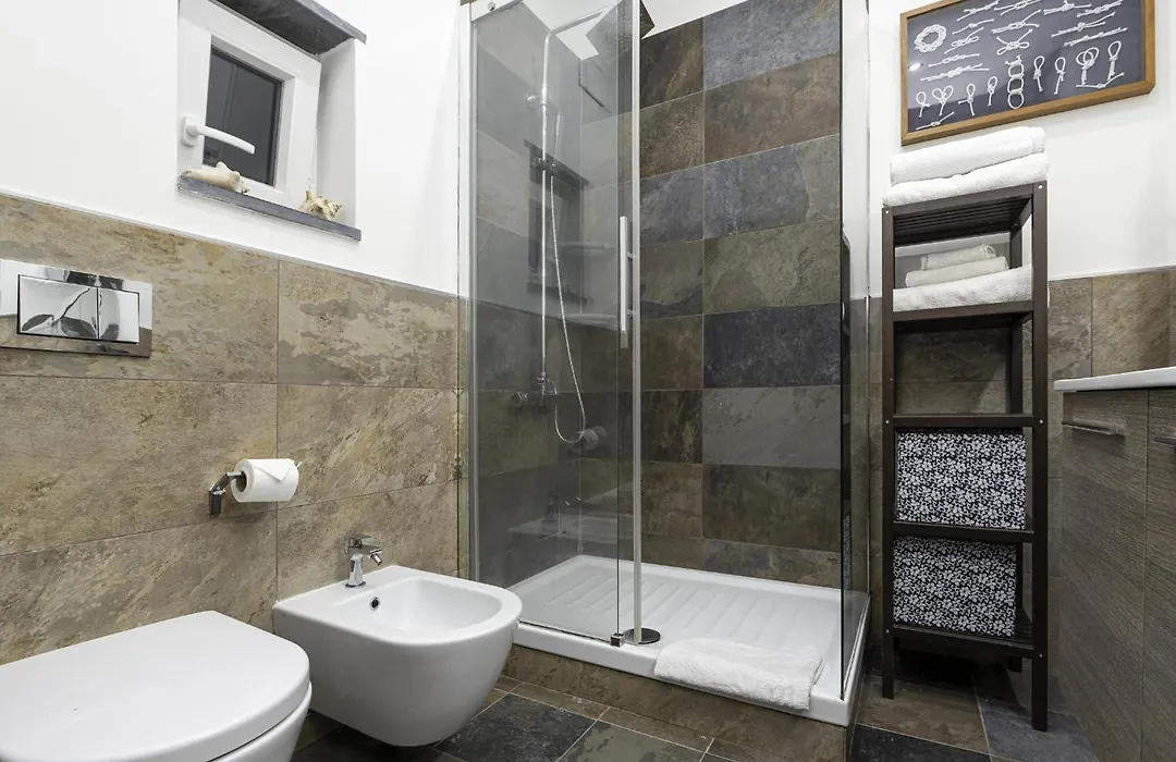 Rosa Homes THE RED - Centro Storico, Acquario&Porto Antico - 2 bedrooms, air conditioning-1