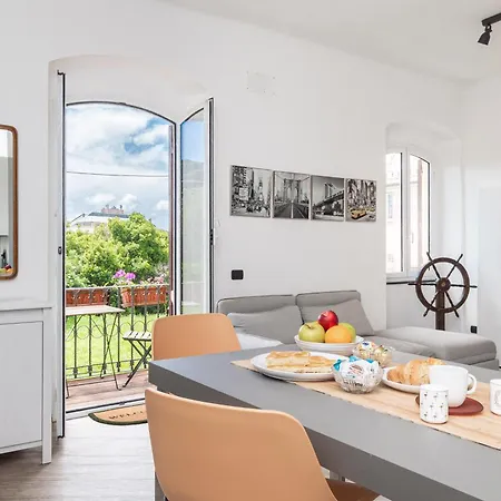 Spacious 3-Bedroom Apartment - 10 Min To City Center & 5 Min To Gaslini Hospital By Car-3
