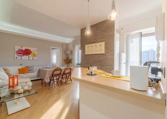 Guesthost - Seaview & Balcony Apartment Genova