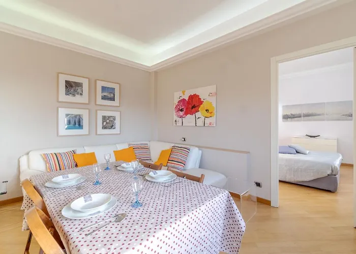 Guesthost - Seaview & Balcony Apartment Genova