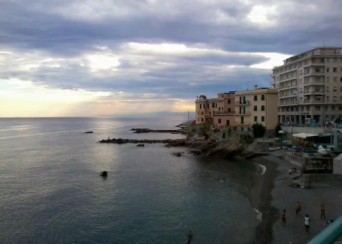 casetta sopra il mare Genova