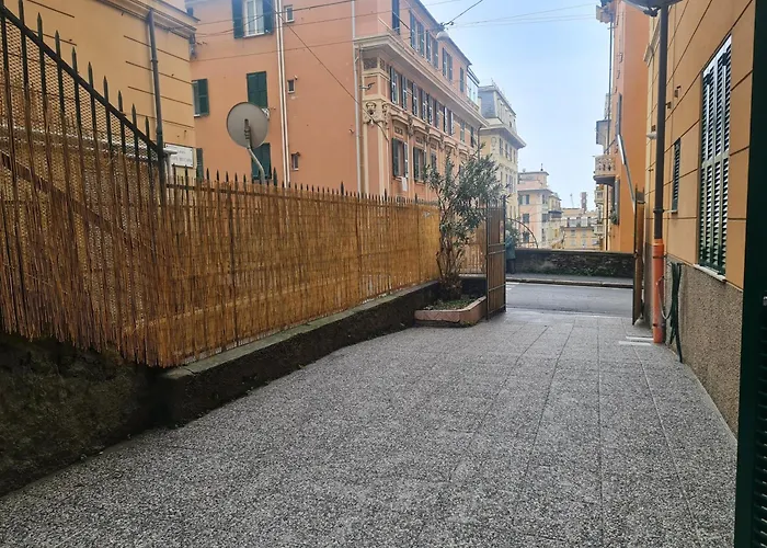 Ampio appartamento con 2 posti auto e cortile Genova