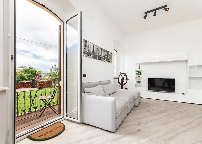 Spacious 3-Bedroom Apartment - 10 Min To City Center & 5 Min To Gaslini Hospital By Car Genova