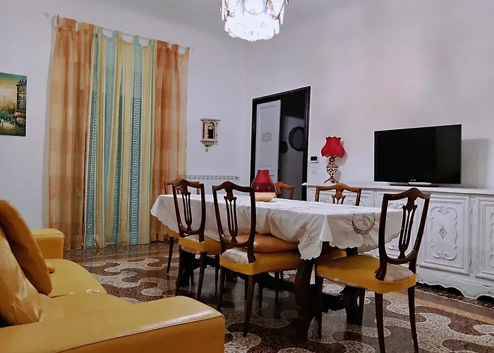 WOW HOME 2 - 175 mq - posteggio privato - davanti porto traghetti - fino a 10 posti letto - balcone Genova