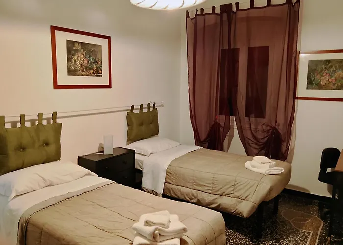 WOW HOME 2 - 175 mq - posteggio privato - davanti porto traghetti - fino a 10 posti letto - balcone Genova