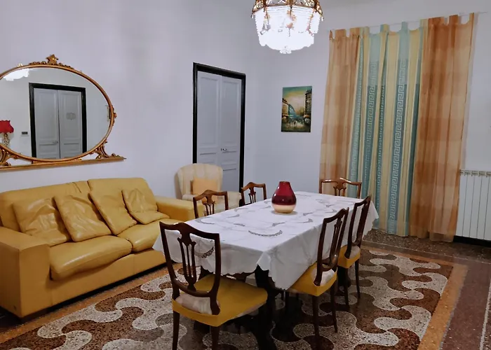 WOW HOME 2 - 175 mq - posteggio privato - davanti porto traghetti - fino a 10 posti letto - balcone Genova